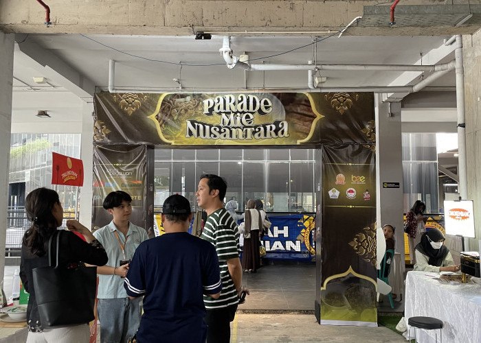Parade Mi Nusantara di Begawan Plaza, Pengunjung Antusias Cicipi Ratusan Varian Mi