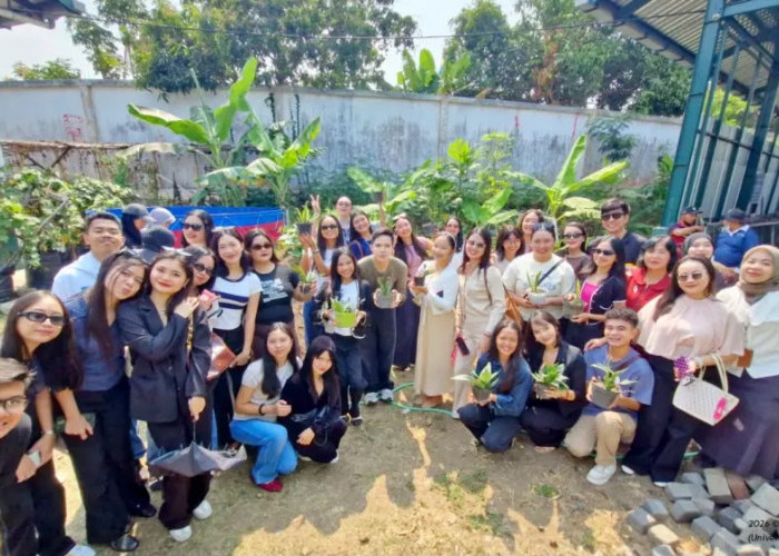     Peserta Summer Course dari 8 Kampus Internasional Tanam Sansevieria di UM