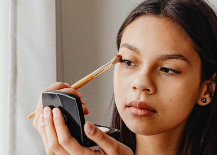 Kulit Berminyak Bikin Make Up Mudah Longsor? Simak Tips Ini agar Riasan Tetap Awet Seharian