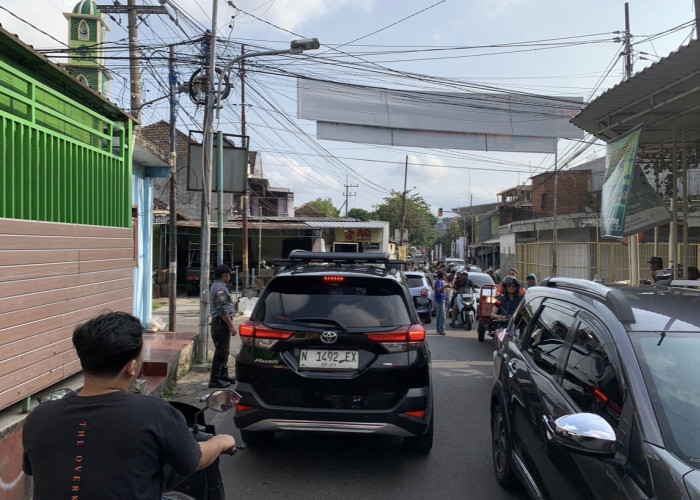 Ada Pesta Kuliner Sedaap, Arus Lalu Lintas di Jalan Ikan Tombro Kota Malang, Padat