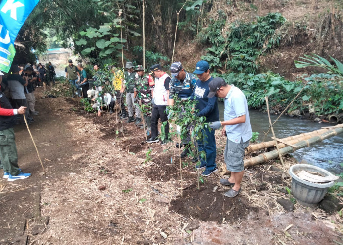 Camat Pakisaji Pimpin Gerakan Selamatkan Sungai, 1.000 Benih Ikan Dilepas ke Kali Tengah