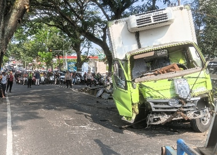 Kecelakaan Tunggal Truk Pengangkut Sosis di Jalur Malang-Jombang, Diduga Sopir Mengantuk