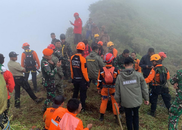 Tim SAR Temukan Puing Pesawat ATR 42-500 di Gunung Bulusaraung, Investigasi KNKT Segera Dimulai