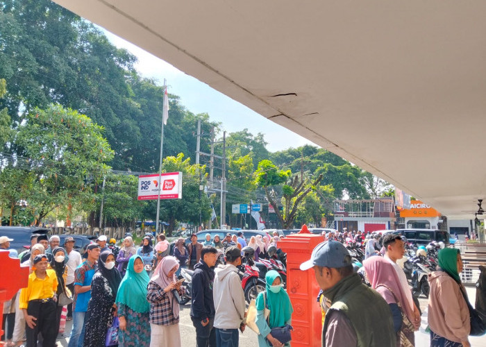Antrean Mengular di Kantor Pos Malang, Ribuan Warga Serbu Pencairan BSU Rp600 Ribu