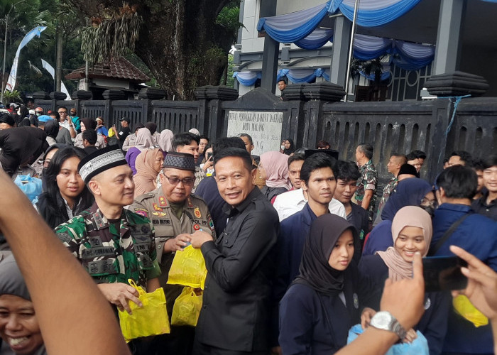 Pemerintah Kota Malang, Forkopimda  dan Mahasiswa Bagikan 2000 Paket Sembako di Depan DPRD