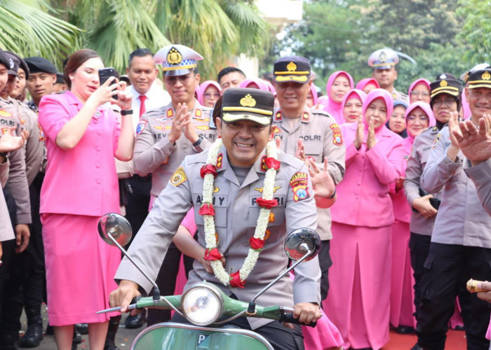 Dengan Vespa Hijau Toska AKBP Andi Yudha Pranata Tinggalkan Polres Batu