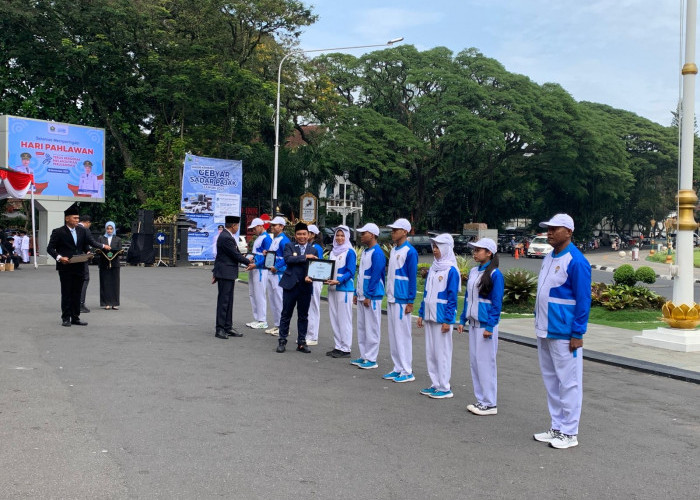 Hari Pahlawan 2025, Atlet Anggar Kota Malang Terima Penghargaan dari Wali Kota