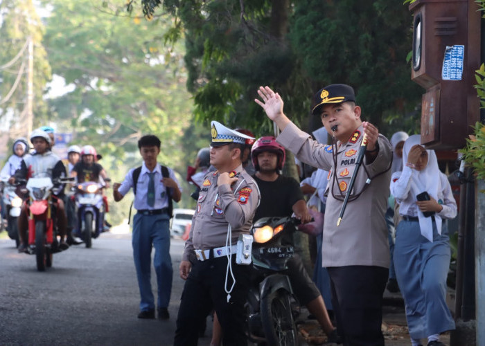 Kapolres Batu Turun Atur Lalu Lintas di SMAN 2, Ingatkan Pelajar soal Knalpot Brong