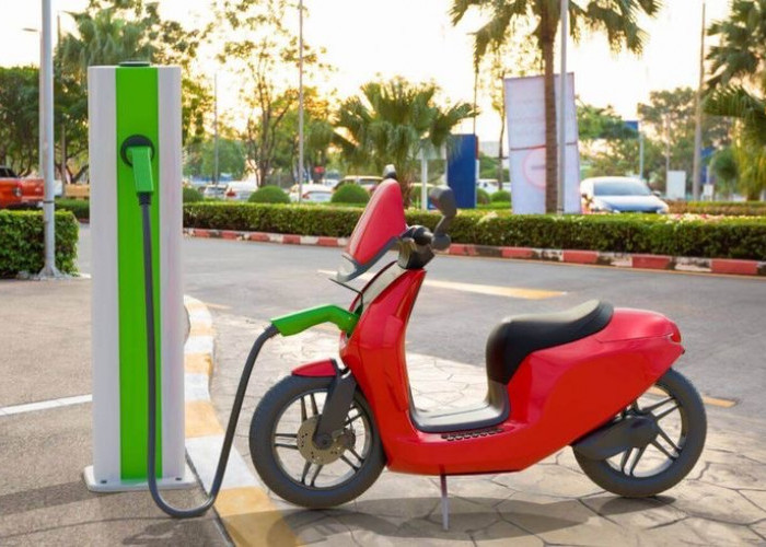 9 Tips Merawat Motor Listrik saat Musim Hujan, Jangan Abaikan Baterai