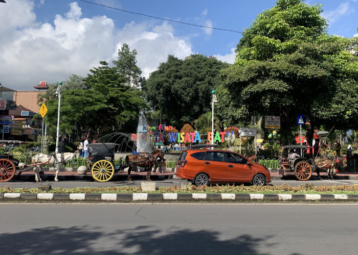Libur Akhir Tahun, Wisatawan Mulai Padati Alun-Alun Kota Batu