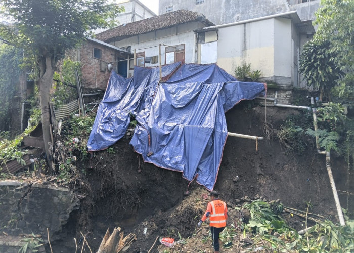 Longsor Mepet Rumah Warga Kampung Damai, Aparat Kelurahan Ngaglik, Kota Batu, Ketir-Ketir
