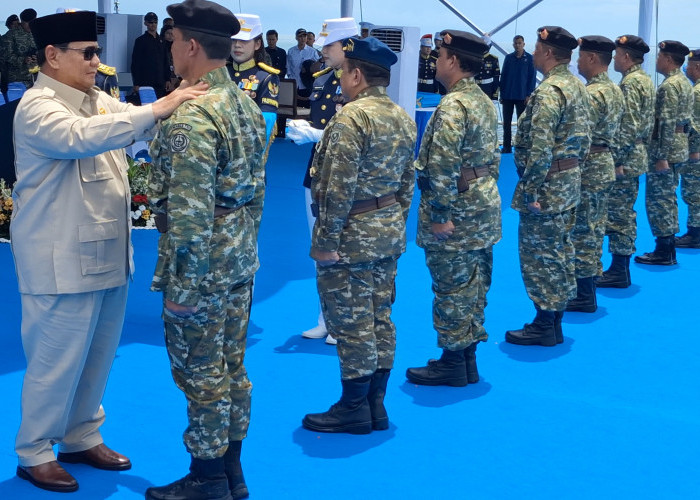 Presiden Prabowo Anugerahkan Pangkat Istimewa kepada 11 Purnawirawan TNI di KRI dr Radjiman Wedyodiningrat
