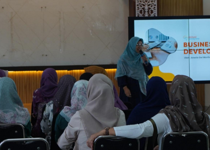 FIA UB Dampingi Pelaku Usaha Perempuan Temas Belajar Positioning dan Foto Produk AI