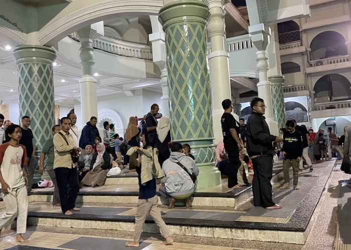 Ratusan Pengunjung Alun-Alun Merdeka Berteduh di Masjid Jami' Malang saat Hujan Sabtu Malam