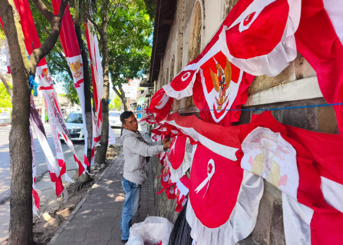 Pedagang Bendera Asal Garut Mulai Serbu Kota Batu Jelang 17 Agustus