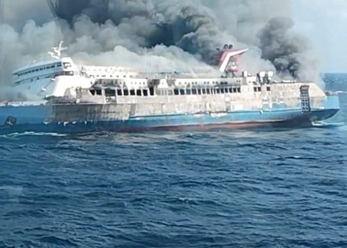 KMP Mutiara Sentosa II Terbakar, Penumpang Lompat ke Laut, Evakuasi Libatkan Sejumlah Kapal