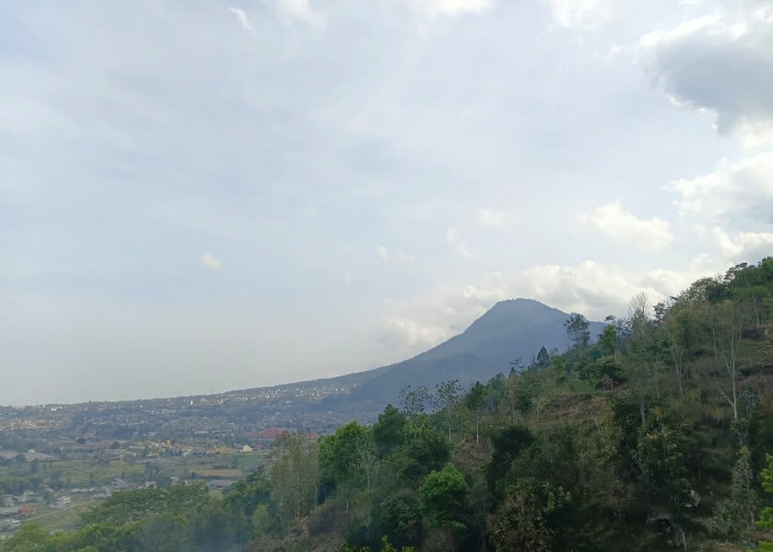 Cuaca Kota Batu 18 Oktober 2026, Cerah Berawan hingga Hujan Ringan Sore Hari