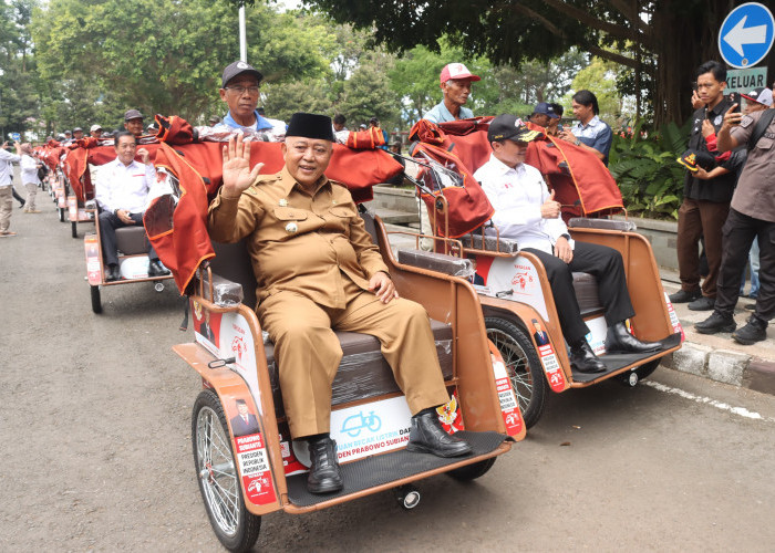 200 Penarik Becak Lansia di Kabupaten Malang Terima Becak Listrik Produksi Pindad