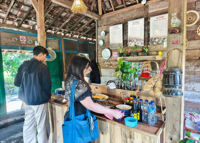 Angkringan Si Acil Batu, Nongkrong Adem di Tengah Sawah dengan Nasi Bakar Mulai Rp10 Ribu