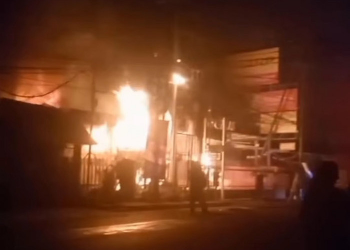 Kebakaran Toko Ogan Malang, Penjaga Toko Terjebak dan Dua Pikap Ikut Terbakar