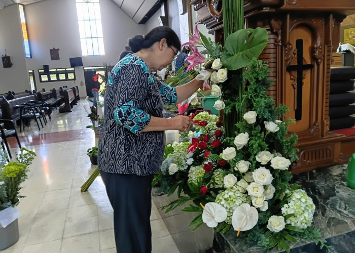 Ibu-Ibu Hiasi Gereja Paroki Baik Kota Batu untuk Persiapan Natal  