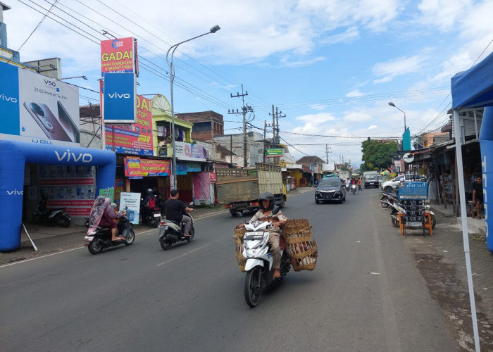 Jalan Raya Pakis Depan Pasar Ramai Lancar, Truk Bermuatan Dominasi Arus Lalu Lintas