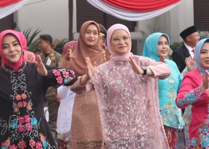 Peringatan Hari Ibu di Balai Kota Malang, Petugas Upacara Ibu-Ibu, Juga Tampilkan Flashmob