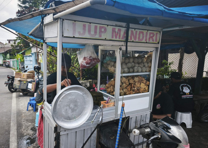 Bakso Gerobak Motor di Sisir Kota Batu, Rp10 Ribu Dipastikan Kenyang 