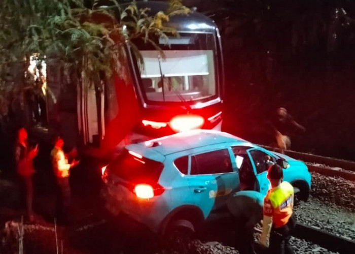 Tabrakan Hebat KA di Bekasi Dipicu Taksi Listrik Mogok di Rel, Mobil ‘Ngunci’ Tak Bisa Didorong