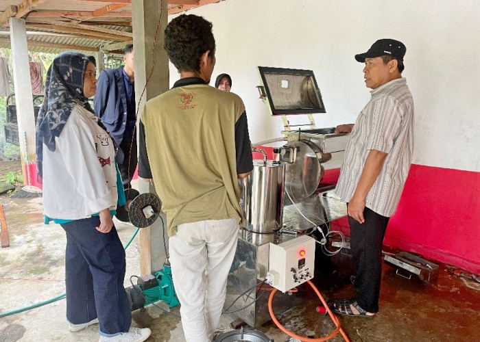 Majukan UMKM Desa di Malang, UM Sumbang Mesin Pembuat Keripik Buah 