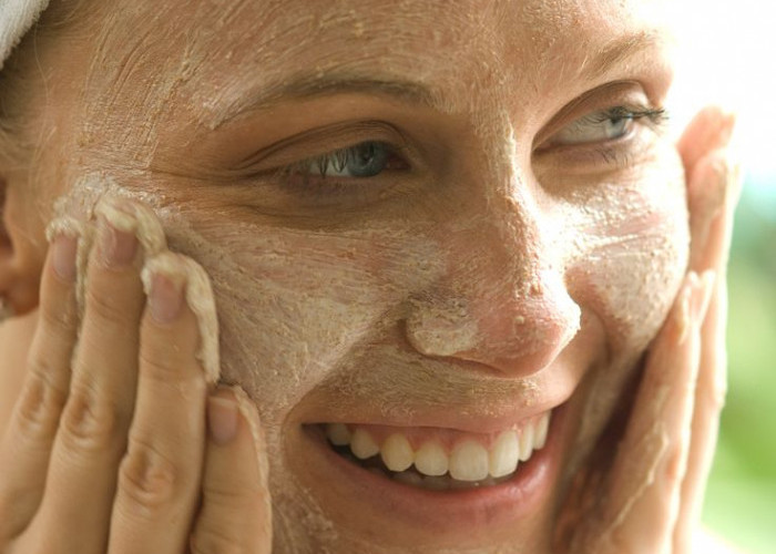 Jadwa Kerja Padat tapi Harus Tetap Jaga Kesehatan Kulit, Coba 9 Cara Eksfoliasi Ini Saat di Rumah!