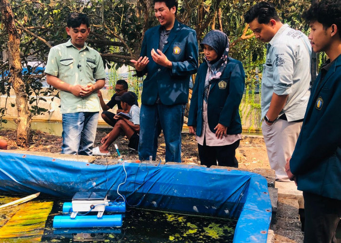 Robot Apung AQUILA UB Pantau Kualitas Air Kolam Ikan Cupang di Kediri secara Real Time