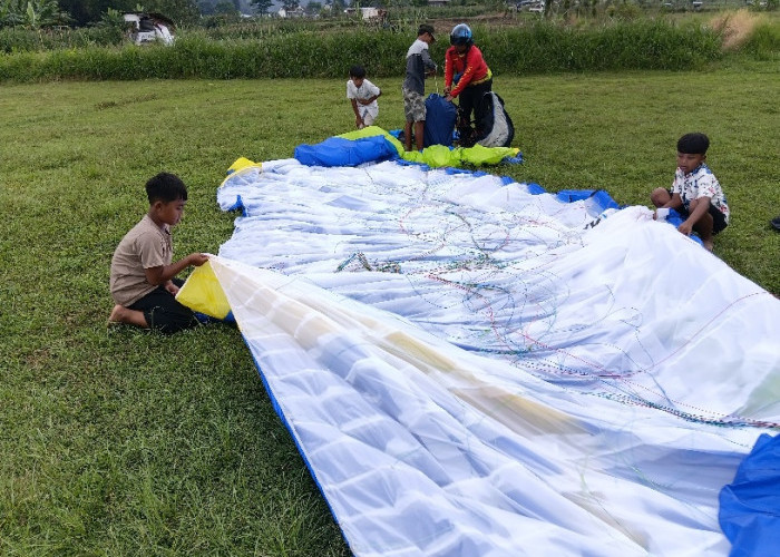 Anak-Anak Songgokerto Jadi Kedi Paralayang, Dari Bantu Lipat Parasut Kantongi Banyak Uang 