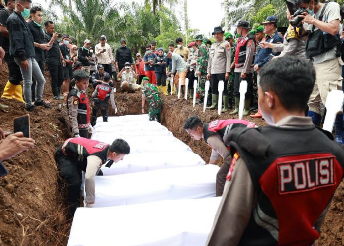 Disimpan 14 Hari Tetap Tak Teridentifikasi, 10 Jenazah Korban Banjir Bandang Sumbar Dimakamkan Massal