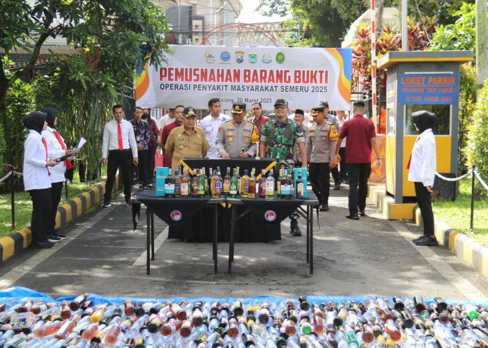 Polres Malang dan Kodim 0818 Musnahkan 1.000 Botol Miras Barbuk Operasi Pekat Jelang Ramadan