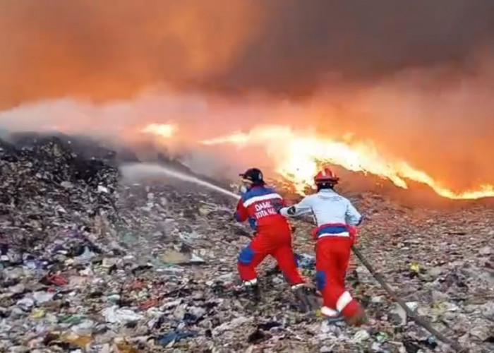 TPA Supit Urang Malang Terbakar, Asap Hitam Tebal Membumbung ke Permukiman