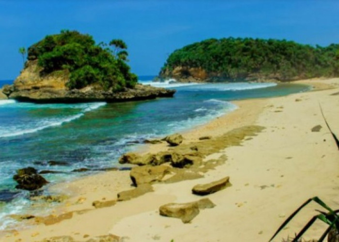 Pesona Pantai Jonggring Saloka, Malang Selatan: Ada Watu Ngebros, Sensasi Gebyuran dan Pantai Hitam Putih