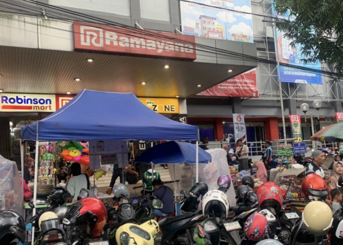Jelang Lebaran, Warga Mulai Padati Ramayana Klojen untuk Berburu Kebutuhan Hari Raya