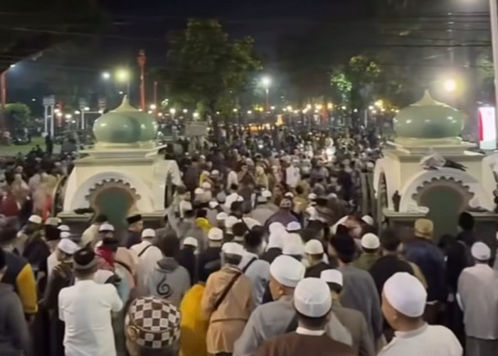 Hujan Tak Surutkan Jemaah, Masjid Jami’ Kota Malang Dipadati Pemburu Lailatul Qadar Malam 27 Ramadan