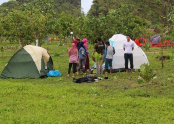 Menjemput Fajar di Tepian Samudera: Sensasi Berkemah di Pantai Goa Cina yang Menawan