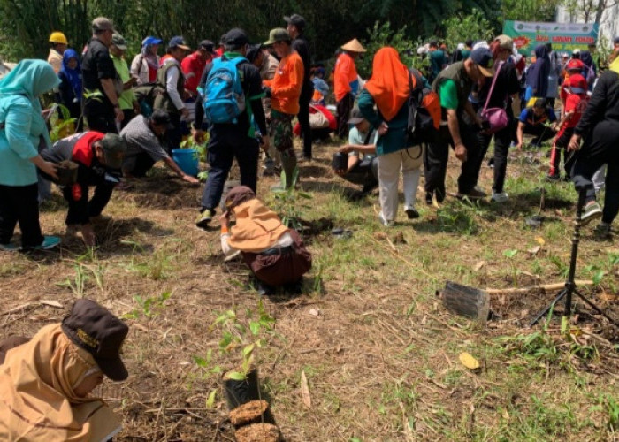 Perkuat Pengelolaan Lingkungan, Pemkot Malang Terima Ratusan Sarpras Kebersihan dan 500 Bibit Pohon