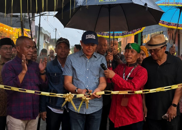 Wahyu Hidayat Resmi Buka Semar Tempo Doeloe Jilid 3 di Kampung Semar
