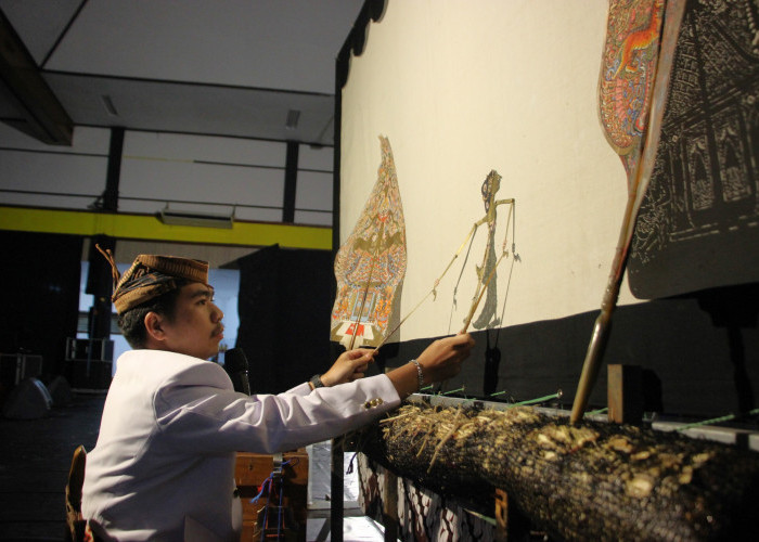 Andrian Prasetyo, Dalang Muda UM yang Setia Menjaga Wayang Kulit Gaya Malangan sejak Kelas 2 SD