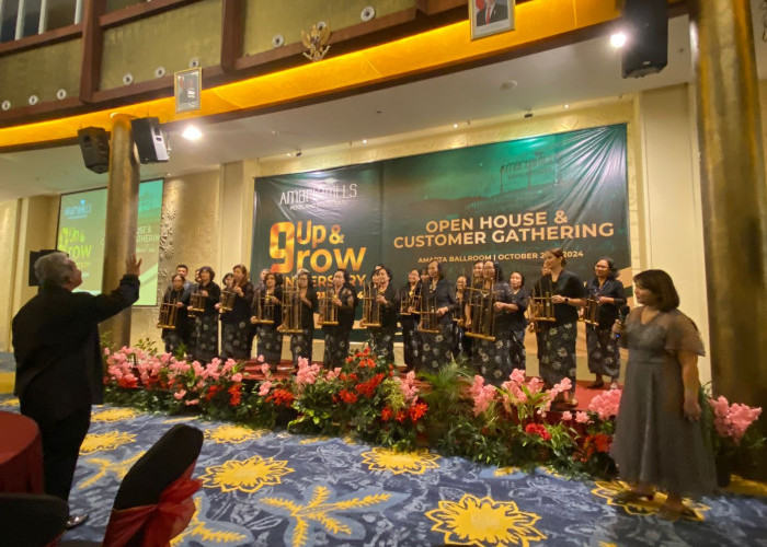 Angklung Lansia dan Ibu-Ibu Meriahkan Anniversary Amartahills Hotel Batu