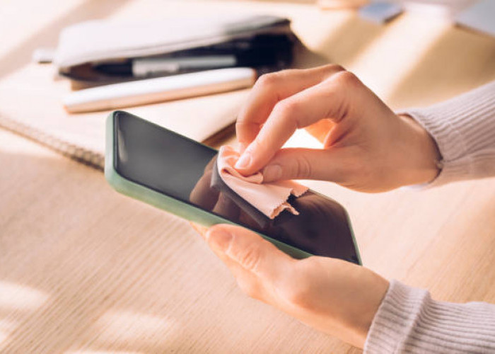 Layar HP Kinclong dan Awet: 9 Cara Aman Membersihkan Debu Serta Kotoran