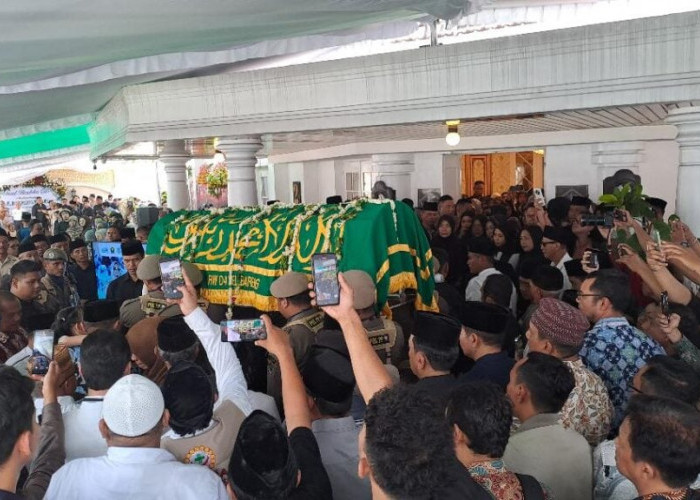 Wali Kota Malang Wahyu Hidayat Teteskan Air Mata Saat Lepas Jenazah dan Pemakaman Istri Tercinta   