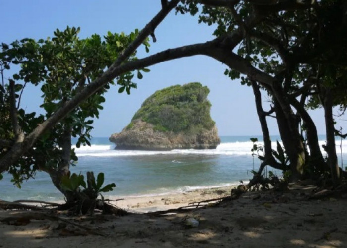 4 Spot Favorit Menikmati Pesona Pantai Ngudel, Malang dari Berbagai Sudut Pandang