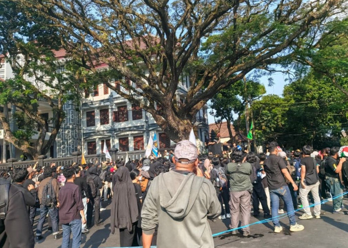 Mahasiswa UB Demo di DPRD Kota Malang, Bawa 5 Tuntutan dan Sebut Indonesia dalam Kondisi “Gawat Darurat”