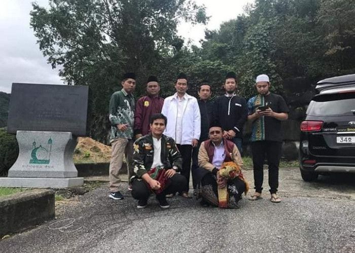 Gus Baha: Jangan Menunggu Hidup Sempurna untuk Bersyukur, Nikmat Makan Saja Sudah Bukti Kasih Sayang Allah