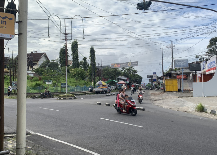 Lalu Lintas di Pertigaan Indomaret Ngantang Ramai Lancar Pagi Hari Ini